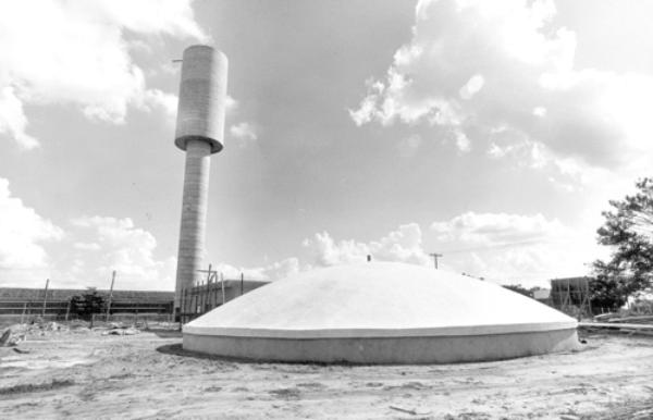 O Reservatório da Vila Muniz - Esta foto é de 8 de agosto de 1979. A cidade tinha como prefeito o dr. João Antonio Nucci, na sua primeira administração (77-82). Trata-se da construção do reservatório de água da Vila Muniz. Era apenas o primeiro reservatório de água do poção com capacidade de armazenamento de um milhão de litros cúbicos. Já a caixa elevada tinha a capacidade de 230 mil litros. O superintendente da Saev na época era o servidor Frutuoso Martins Jurente. 