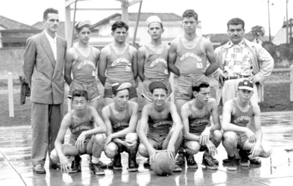 Veja este time de basquete - Esta foto é do dia 28 de outubro de 1952. Trata-se da principal equipe de Votuporanga de basquete. A quadra é do Ginásio Estadual e Escola Normal, onde hoje está o campus centro da Unifev. Veja quem são os personagens conferindo da esquerda para a direita: Barbosa, Walter Costa, Denizart Vidigal, Rames Cury, Savério Maranho, e Rachid Homsi. Agachados: Shinobu, Jaime Ferreira, José Antonio Maranho, José Galera e Paulo Matta. A foto é do arquivo pessoal de Rames Cury.