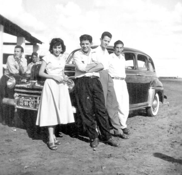 A espera do avião - A Real Transportes Aéreos com destino a Cuiabá fazia escala em Votuporanga nos anos 50/60. Este veículo é o que transportava o comandante do avião e seu co-piloto para o hotel. Nesta foto dos anos 50, esse pessoal aguardava o pouso da aeronave. Aparecem Maria Antonia de Castro Cury (aten-dente da empresa aérea e responsável na emissão do bilhete), mais Denizarth Vidigal, Jesus Silva Melo e Primo Beraldi (dono do carro). Uma foto histórica no momento que Votuporanga anuncia para os próximos dias o início da linha aérea para São Paulo.