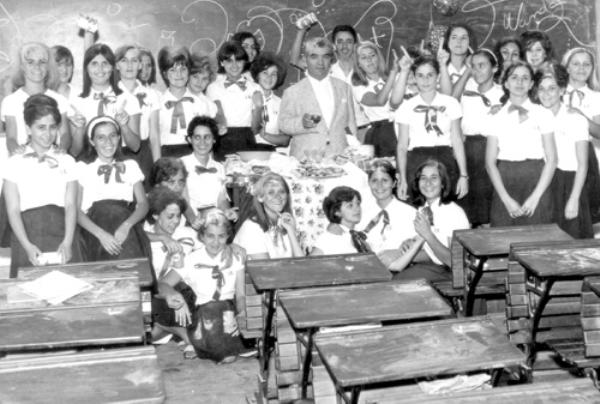 Alunas do 3º ano normal - Esta foto é do dia 23 de novembro de 1965 e mostra o clima de fim de ano letivo para as alunas do Terceiro Normal da CEEN - Colégio Estadual e Escola Normal. A partir da esquerda aparecem (de pé) - Irene, Ednir (atrás), Zezé, Atenéia, Elídia (atrás), Neuza, Adélia, Vírginia, Leila (atrás), Maria Jesuína, Rachid Homsi (diretor da escola), Carlinhos, Marivalda, Rute (atrás), Áurea, Maria Aparecida, Esmeralda, Marilaine, Maria do Rosário (atrás), Mercedez, Maria Lucinda, e Marina. Abaixo: Edna, Antonioa e Marilda. Sentadas: Amélia, Geracida, Nilda, Maria Helena, Nely, Manã e Vanda. A foto pertence ao acervo de Marilda Mantovani.