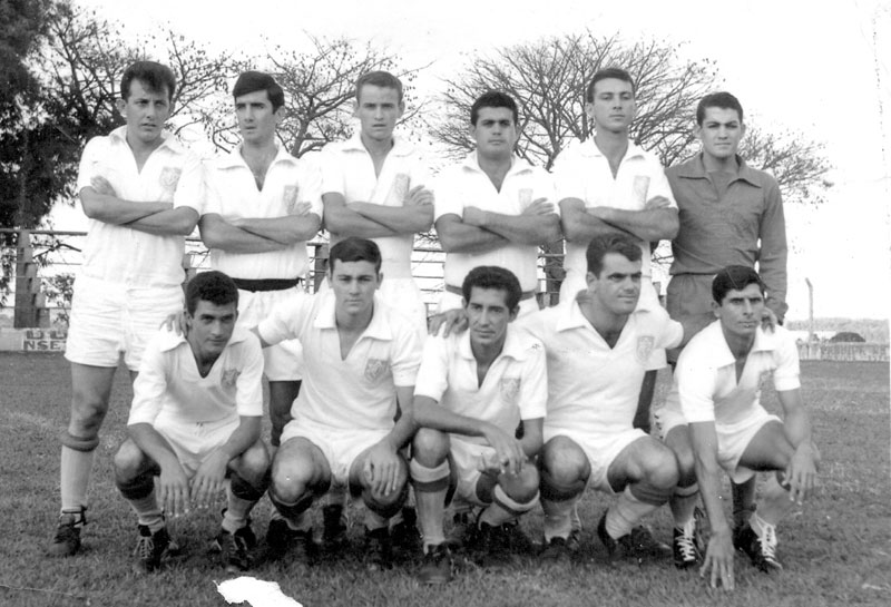 O time da Vila América  -A foto é do dia 11 de junho de 1967 - Eis a representação esportiva da Vila América em campo para enfrentar o forte esquadrão de Parisi. O resultado final foi 3 a 1 para a Vila América. Veja quem são os jogadores, conferindo da esquerda para a direita. De pé - Durval (Calabra), Sérgio (Pombinha), Valdomiro (Piscina), Vadão, Osvaldo e Duda (goleiro). Agachados na mesma ordem: Izaias, José Ferrari (Zé da União), Vanderlei de Souza (Padeiro), Vedelton (Bicheiro) e Teno. A foto pertence ao acervo fotográfico de José Ferrari Bertolazi (Zé da União). 