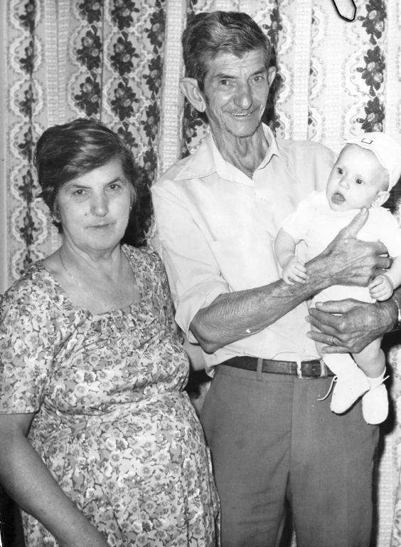 O casal Zelioli - A foto é de 1985 - Dona Maria dos Anjos Zelioli e o seu marido Francisco Zelioli.No colo dele, o neto Evandro Farini Zelioli, quando tinha dois anos de idade. Francisco Zelioli, o “seu Chico”, como era carinhosamente chamado, foi o conhecido porteiro do Cine Votuporanga no auge do estabelecimento. Ele trabalhou por mais de 30 anos no local, tendo como chefe, na época, o respeitado gerente Valter Nascimento. O Cine Votuporanga contava com 1.200 poltronas e todo fim de semana os ingressos se esgotavam a cada sessão. Francisco Zelioli tem muita história para contar. A foto é do arquivo pessoal de João Zelioli. 