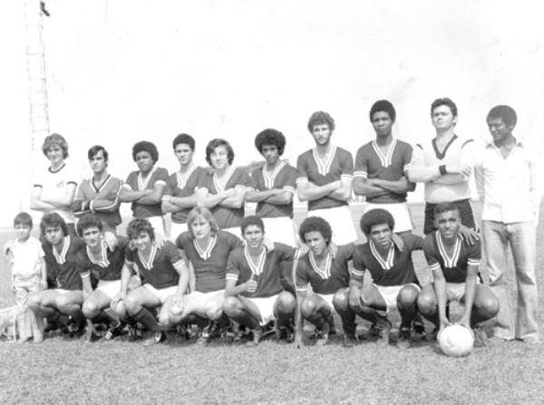 Torneio do Trabalhador - A foto é dos anos 80. Aparece perfilada uma equipe pronta para o jogo de abertura do certame. Veja quem são os jogadores, conferindo a partir da esquerda, de pé: Traira, Paraná, Heraldo, ? , Pecão, Silas, Alcimar, Carlão, Enoque e Mexicano. Aga-chados: Alessandro, Leco, Bartolo, Zetão, Silvinho, Nei, Kajá, Zé Lázaro e Dito Bento.A foto é do arquivo da família do Mexicano.