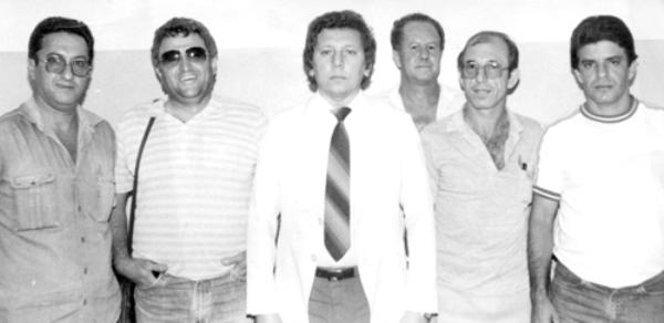 A equipe do SIG - Nos anos 80 esta era a equipe do SIG- Setor de Investigação Geral da Polícia Civil, hoje rebatizada como DISE. Da esquerda para a direita: Mário Sartorio, Cláudio Masson, o delegado Alonso Bezerra Costa, Antonio Neri Lopes, Osvaldo Zacarias de Paula e Fernando de Freitas Caetano. A foto é do arquivo do jornal e agradecemos a calaboração do delegado Rossi e do escrivão Luiz Antonio Chiquetto na identificação da equipe policial.