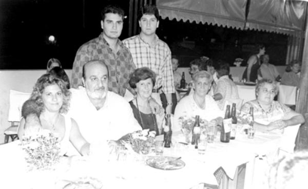 Família Marão - Em evento social dos anos 90 uma foto da família Marão representada, a parftir da esquerda: Edna e Ronaldo Abrão David Sayeg, a matriarca Neide Tonani Marão, de pé Carlinhos e Juninho Marão, Lolay e Sonia Toloni.A foto é dos arquivos da Coluna Social do jornal A CIDADE.