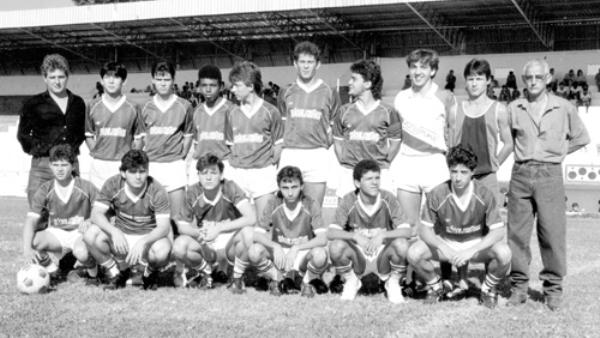 Time do VEC- 1988 - A equipe amadora do Votuporanga Esporte Clube, no estádio “Plínio Marin”. Da esquerda para a direita, de pé: Márcio, Cláudio, Melo, André, Cecê, Alvi-mar, Douglas, Xandão, Careca e Orlando. Aga-chados: Claudinho, Tre-mendão, Júnior, Cido, Betinho e Tigari. (foto do Tremendão)