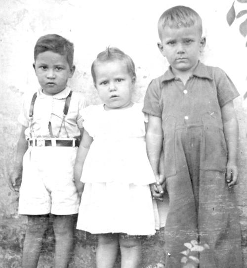 Adivinhe quem são essas crianças? -  Esta foto é do ano de 1955.São dois irmãos e um amiguinho. Um deles é o nosso atual diretor de trânsito da Prefeitura e o outro menino, sempre mesário nas competições esportivas é funcionário da Vigilância Sanitária. Fácil, não?? Vejamos: o da esquerda é o tenente Wilson da Silva (diretor de Trânsito), ao centro Rita Grandizoli e na direita o seu irmão Osmar Grandizoli. A foto é do album de família.