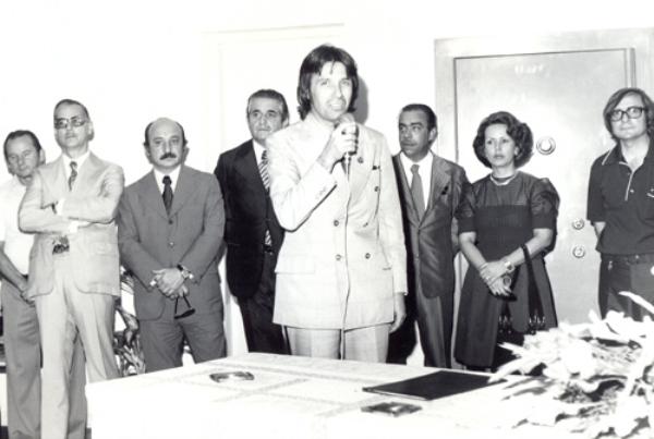 Inauguração do prédio da Caixa Estadual - A foto é de 1975- As lideranças políticas locais compareceram ao aeroporto para receber o presidente da Caixa Econômica Estadual, Afrânio de Oliveira, que veio para a inauguração  do prédio próprio da Caixa, na esquina da rua Amazonas com a Ceará. Aparecem a partir da esquerda: Hernani de Matos Nabuco, Dr. Ultimatum Fava, Dr. João Lara (fundo), Dr. Aquiles Vezoni, Áureo Ferreira, o radialista Aguinaldo de Oliveira,  prefeito Luiz Garcia De Haro (centro), o presidente da Caixa Afrânio de Oliveira  e o vereador Deocleciano de Souza Viana Filho (Vianinha).