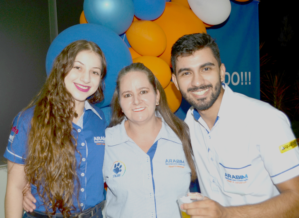 Lara, Fernanda e Alan, parte da dedicada equipe do Arabim Materiais para Construção, presentes no jantar em homenagem ao Dia do Pintor, realizado na última sexta-feira, (18), em parceria com a Eucatex.