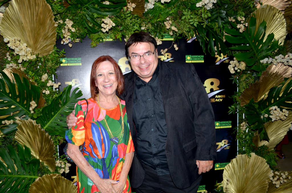 Celebrando um momento especial de descontração, o casal Antônio Alberto Casali e Carmen Cristina brindaram às amizades construídas ao longo da vida durante o jantar em comemoração aos 78 anos da ACV. Que venham mais momentos como esse!