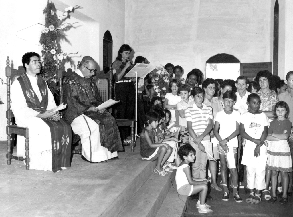 Esta missa foi celebrada em 1985 na capela Senhor Bom Jesus do bairro das Paineiras que mais tarde, no dia 16 de fevereiro de 1995, tornou-se Paróquia. Na foto a presença do Bispo Diocesano D. José de Aquino Pereira e o padre Silvio Roberto dos Santos (na época pároco da Santa Luzia que respondia também pela capela). Aparecem na foto fazendo leitura Silva Cagliari e entre outros participantes o saudoso casal Júlia e Antenor Delalibera. A foto pertence ao arquivo de Joana Delalibera