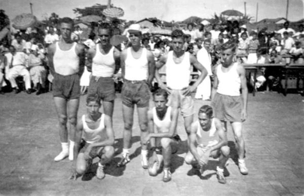 Os pioneiros do basquete - Possivelmente, esta é a primeira formação da equipe de bola ao cesto em Votuporanga. Trata-se de uma representação da GEEN -  Ginásio Estadual e Escola Normal, na quadra da escola onde hoje está a Unifev centro. Veja quem são os nossos jogadores, conferindo a partir da esquerda, de pé: Walter Parizi, professor Laonte, Bebeto, Savério Maragno e Paulo Mata. Agachados: Rubens Serrano, Rames Cury e Adalberto Moreira. Rames Cury, que identificou todos os jogadores da foto, garante que o professor Laonte foi quem instituiu a prática do basquete em Votuporanga e foi o idealizador da primeira quadra daquela modalidade. 