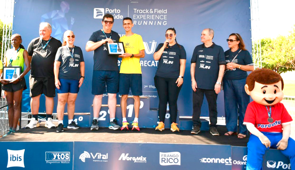 Realizada na manhã do último domingo, a 1ª Corrida Rotary Run Track&Field, com largada na UNIFEV, reuniu mais de 700 atletas em um grande evento esportivo que mobilizou toda a comunidade. A iniciativa foi uma realização do Rotary Club Oito de Agosto, em parceria com a Track&Field, UNIFEV e Supermercados Porecatu. E por falar em Supermercados Porecatu, teve pódio para o diretor da rede, José Francisco, e sua esposa, Cynara, que marcaram presença na prova e garantiram uma bela performance com uma animada caminhada