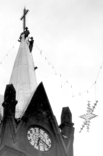 Luzes na Cruz - Vejam nesta foto dos anos 70 homens se arriscando no trabalho decorativo em uma das torres da Igreja Matriz. Graças a dedicação daqueles profissionais, naquele ano, as cruzes mais altas da cidade estiveram iluminadas por ocasião do Natal. 