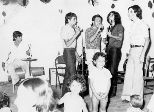 Roda de Samba - Na década de 70 a onda era roda de samba. Na lanchonete Ki-Delícia, no centro da cidade, ou por outros bares e clubes, era comum, nos fins de semana, o pessoal curtir uma roda de samba. A foto é de 1975 e apresenta o grupo do Alvorada, numa quermesse. Veja quem são os sambistas da foto: Borboleta (percussão), Jorge Abdala, Carlão, Guiba e Nelsinho Xuxa. A foto pertence ao álbum de família do Carlão que remeteu para a nossa coluna.