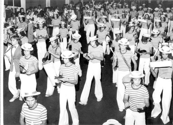 A bateria da Deixa Cair - A projeção do Carnaval de Rua em Votuporanga nos anos 70 se deve muito ao sucesso da Escola de Samba “Deixa Cair” que tinha entre os seus organizadores a família de Adherbal Arantes. Nas ruas com a cadência da sua bateria e o luxo da sua alegoria que viu a “Deixa Cair” nunca vai esquecer. Era um desfile de encher os olhos e fez de Votuporanga um dos melhores carnavais do interior de São Paulo. Esta foto é do Carnaval de 1975 quando a “Deixa Cair “descia a passarela do samba da rua Amazonas. Foto de Therezinha Tannuri Ayres.