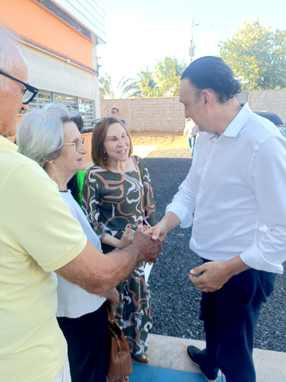 Agradecimento especial
Mais uma escola recebeu o nome de uma grande Udemista: professora Olga Balbo. A escola, dirigida pelo professor Durán, nosso associado, representa um orgulho duplo para todos nós! Nossa estrelinha Olga, tenho certeza de que, na sexta-feira, dia 24 de outubro, você brilhou intensamente, grata pela justa homenagem, pois tanto fez pela Educação votuporanguense. Como educadora dedicada, contribuiu para a história de vida de inúmeras crianças e adolescentes que, hoje, são renomados profissionais, professores, administradores, engenheiros, arquitetos, médicos, entre tantos outros, muitos deles presentes à linda homenagem. Não pude assistir à cerimônia, dona Olga, mas saiba que será sempre lembrada por todos nós e registrada com carinho nos arquivos da Udemo, junto aos demais Udemistas que marcaram a nossa história. Que Jesus abençoe nossas estrelinhas e continue iluminando a nossa caminhada com fé, coragem, amor, solidariedade e resiliência.
Lutar sempre! Perder, às vezes! Desistir, nunca!
Aos colegas, o meu sincero agradecimento por fazerem parte do meu grupo e da minha história de vida.
Com carinho,
Paula Vasquez  
Sindicato de Especialistas de Educação do Magistério Oficial do Estado de São Paulo. 
