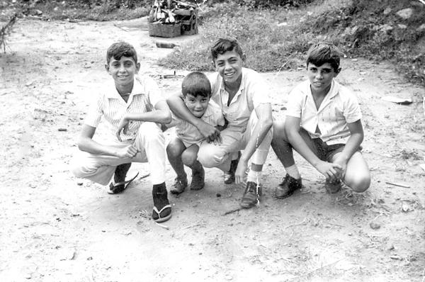 Num ponto qualquer da cidade, no ano de 1966, estes quatro jovens fizeram esta foto para a posteridade. Da esquereda para a direita: João Roberto Cavalcante, que a cidade o conhece como Radar; César Facchini; Paulo Cavalcante, o famoso Caçapa; e Luiz Antonio Facchini. A foto pertence ao álbum de família de Paulo Caçapa.