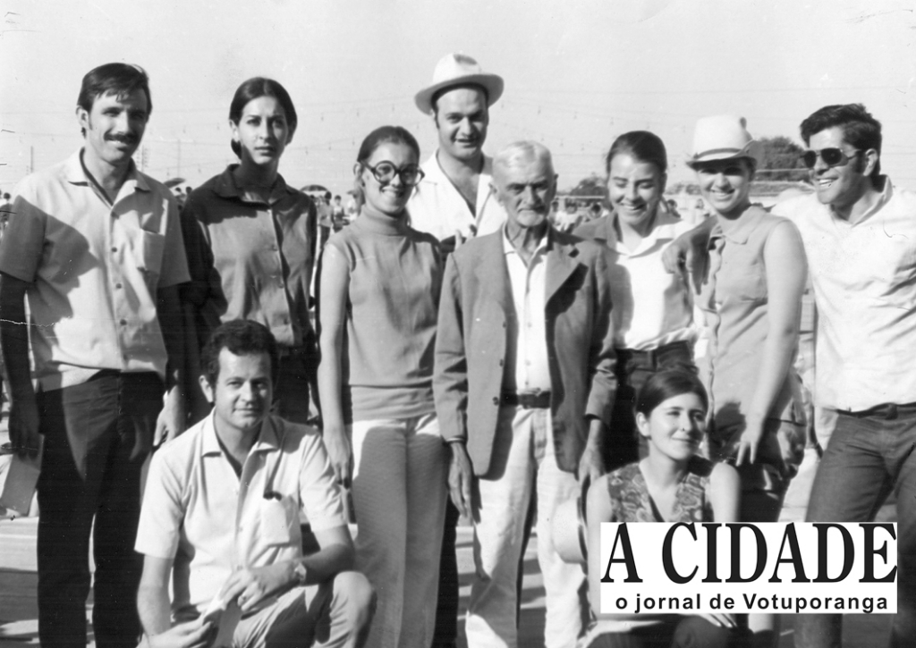 Era tradição nos anos 60, por ocasião do aniversário da cidade, a realização de uma grande gincana que reunia estudantes e pessoas da comunidade numa competição bastante saudável. O ponto alto era a apresentação das equipes no final da tarde na Concha Acústica. A foto que ilustra esta nota apresenta uma equipe da gincana realizada em 1969. Veja quem são os personagens, conferindo a partir da esquerda. De pé: Áureo Ferreira, Iza Anção, uma pessoa não identificada, Roberto Abraão David Sayeg, Cláudia Camargo, (outra não identificada) e Aderbal Gallo. Sentados: o engenheiro Jesus Silva Melo e uma mulher não identificada. A pessoa idosa no centro da foto representa o cumprimento de uma tarefa determinada na gincana