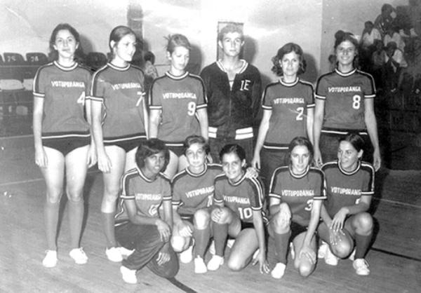 Equipe de vôlei do IE - Esta é a equipe de vôlei feminino do Instituto de Educação  (Escola Estadual José Manoel Lobo) no início da década de 70. Da esquerda para a direita aparecem de pé: Izildinha, Loanda, Cristina, José Elcio Boenen (técnico), Jamile e Antonieta. Agachadas: (?), Maria Alice , Madalena Grecco, (?), e Malu. Esta equipe representou o estabelecimento de ensino nas competições estudantis que lotavam a quadra do IE naqueles tempos. A foto é de Madalena Divina da Silva Grecco.\r\n