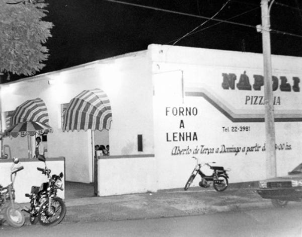 Nápoli Pizzeria - A Napoli Pizzeria comemorou recentemente 25 anos de atividades. A empresa instalou-se na cidade em 27 de novembro de 1985, a princípio num prédio (foto) da rua São Paullo, onde hoje está a Escola de Ballet Almagêmea. A cidade estava carente de uma boa pizzaria e a Nápoli emplacou perfeitamente. Nesses 25 anos a empresa de Dagoberto e  Gustavo cresceram muito e continuam sendo referência nessa ramo de atividade. \r\n