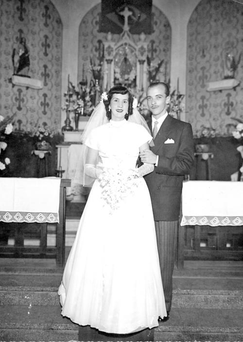 Os pais do Deputado - Dona Lazinha, mãe do deputado federal João Eduardo Dado, certamente vai se emocionar com esta foto. Ela e o saudoso marido José Dirceu de Carvalho, diante do altar, no do dia do casamento:  16 de dezembro de 1960. O casal estaria comemorando nesta semana a sua Bodas de Ouro. Mas, dona Lazinha tem motivos para comemorar: o prinicipal deles é o sucesso dos filhos e o carinho de muitos amigos. \r\n