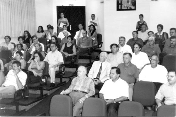 A plateia - A foto mostra o auditório da Fundação Educacional de Votuporanga. Aparecem em primeiro plano, entre outros, o saudoso  médico Miguel Gerosa ao lado de Oscar Guarizzo e Dr. Osny Marchi. Na fileira de cima, Orlando Beretta ao lado do então presidente da AIRVO  Carlos de Prosdocimi e o presidente do Sindicato Rural Juvenal Domingos Martins Lopes. Dezenas de pessoas representativas da sociedade acompanham o ato.