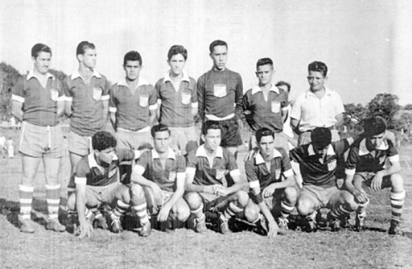 Bancários de Votuporanga (1958) - Em campo a equipe dos Bancários de Votuporanga que fez muito sucesso no campo do amadorismo.A foto é do ano de 1958. De pé, a partir da esquerda: Ruy, Nélson, Vadão, Ramon, Osvaldo, Jaime Gil e Deolindo (Frinfa). Agachados: Salim, Nicoleti, Mococa, Zezinho Marão, Nininho e Braolho. A foto é do arquivo pessoal da família de Ruy Massuia e nos foi enviada pelo Carlinhos Mainardi (Cartório de Registro).