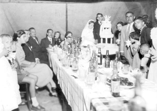 O casamento: Edward e Zenaide - Ano - 1953 - Na foto a festa de casamento dos noivos Edward Leonel Rodrigues Simões e Zenaide Nayde Rodrigues Simões, (ela, falecida no dia 20 de dezembro de 2010). O casamento deu-se no dia 19 de julho de 1953. Edward e Zenaide viveram um para o outro durante  57 anos, constituindo-se num lindo exemplo de vida para os seus descendentes. A foto é do álbum da  família de Edward Leonel Rodrigues Simões e nos foi remetida pela nossa colaboradora, a Sandra do Assary.\r\n