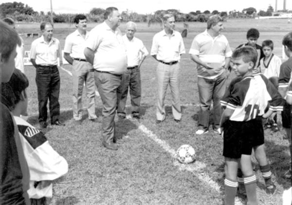 Pontapé inicial - O prefeito Pedro Stefa-nelli Filho aparece na foto pronto para o pontapé inicial num jogo de crianças realizado durante o seu governo. Ao fundo aparecem os vereadores Valter Costa e Silvio Carvalho, o vice-prefeito Joaquim Figueira da Costa, vereador Adauto Leva e o então secretário de esportes José Carlos de Mello. A meninada estava ansiosa para começar o jogo e o Pedrão parece sem pressa de ver a bola rolar.