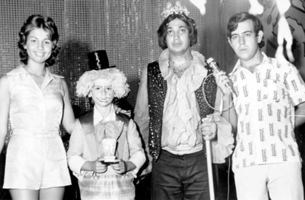 Carnaval - A foto é do Carnaval de 1972. Destaque para a Rainha Dodô num momento de premiação de fantasia de palhaço no matinê do Vo-tuporanga Clube.O Rei Momo foi o respeitado Jurani Pereira da Silva que protagonizou o soberano dos melhores carnavais de rua dos anos 70. Na esquerda o radialista João Carlos Ferreira acompanhando tudo daqueles festejos momísticos.