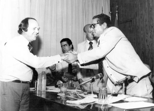 Os vices - José Maria Marin era o vice-governador de Paulo Maluf em São Paulo. Onofre de Paula era o vice-prefeito de Votuporanga (administração de João Antônio Nucci). Corria os anos 70. Marin foi homenageado na Câmara Municipal. No fundo aparecem os deputados Cunha Bueno (federal) e Valdemar Lopes Ferraz (estadual). A foto é do Gercino Davanço (o Artista).