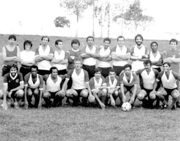 Cesp - Campeã no Assary - No ano de 1983, AE CESP-AA (Associação dos Empregados da CESP Alta Araraquarense) sagrou-se campeão do 3º Campeonato Interclubes do Assary Clube de Campo. Maria Alice Maranho de Freitas esposa de Ideval Geraldo de Freitas, era a presidente da entidade. A partir da esquerda: Dr. Emir Rodrigues Vilela (médico), Maria Alice (Presidente), Fernando Meluzi, Adão, Gilberto Tuzi, Betão, Eraldo, Vírgilio, Curti, Nena, e Donizete (Boi). Agachados: Paulão Galetti, Cacique, Lpes, Firmino, Dr. Martinho, Medeiros, Miltinho, Paulo e Tú.