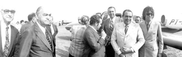 Recepção no Aeroporto - As autoridades visitantes, como sempre, são recebidas  na pista de pouso do Aeroporto “Domingos Pignatari”. Nesta foto de 1975 as lideranças políticas da época estavam presentes para receber diretores de uma instituição financeira. Aparecem a partir da esquerda, o prefeito Hernani de Matos Nabuco, o presidente da Câmara Ultimatum Fava, o radialista Aguinaldo de Oliveira, o delegado Eduardo Fontes, o presidente do Banco Nossa Caixa Afrânio de Oliveira e o deputado estadual Áureo Ferreira. Foto do arquivo.\r\n