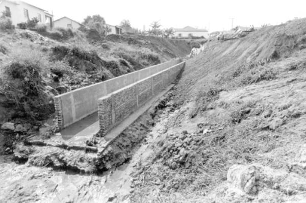 Buracão da Vila América - No momento que a Prefeitura investe na remodelação do prolongamento da avenida José Silva Melo, na Vila América, oferecendo infraestrutura para expansão residencial do bairro, decolamos esta foto dos anos 80. Foi o início do combate a erosão e que deu início a construção da avenida que parte nas proximidades do prédio da Câmara Municipal. O ex-prefeito João Antonio Nucci foi quem deu o pontapé inicial para a abertura da avenida José Silva Melo. Foto arquivos.\r\n