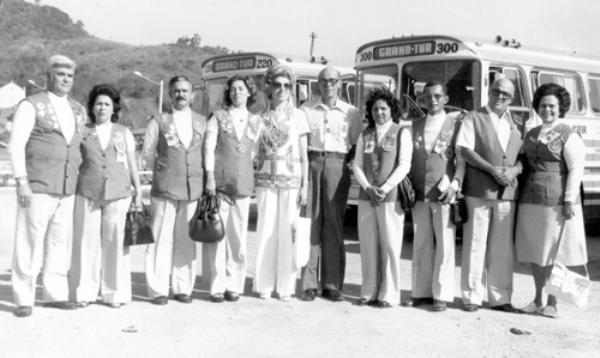 Homenagem a Chamena - A coluna Túnel do Tempo homenageia hoje a saudosa professora Chamena Barbosa Lima. Sua contribuição para Votuporanga foi valiosa e especial para todos que a conheceram.  A foto é de 1974, de uma viagem a Camboriú para a XXI Convenção Nacional dos Lions Clubes do Brasil. Da esquerda para direita: Abilio Calille - Isis; Luiz Carlos Cardoso Prado - Adail; Chamena - Cícero; Aparecida - Rudy de Souza Lima e Francisco Barbosa Lima - Sônia. O arquivo é de dona Isis Portes Calile.\r\n