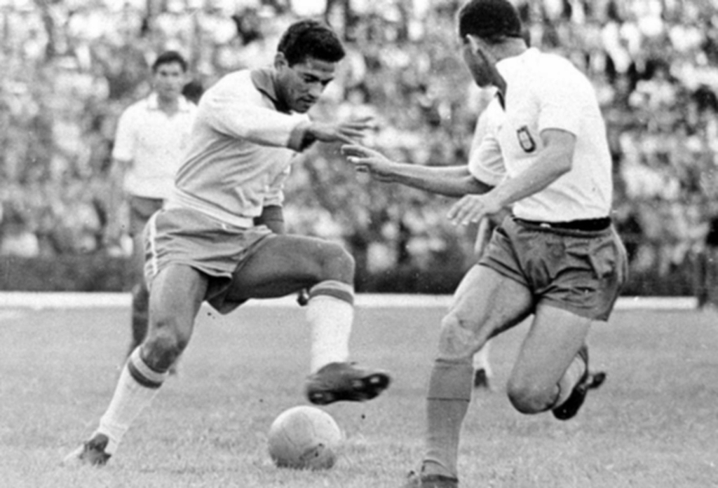 Com o Pelé machucado e fora da Copa de 1962, no Chile, quem salvou a pátria foi o Garrincha. Aquela memorável conquista, o Brasil deve até hoje ao Mané das pernas tortas. Na foto, um lance no jogo contra a Tchecoslováquina, na tarde de 17 de junho de 1962.