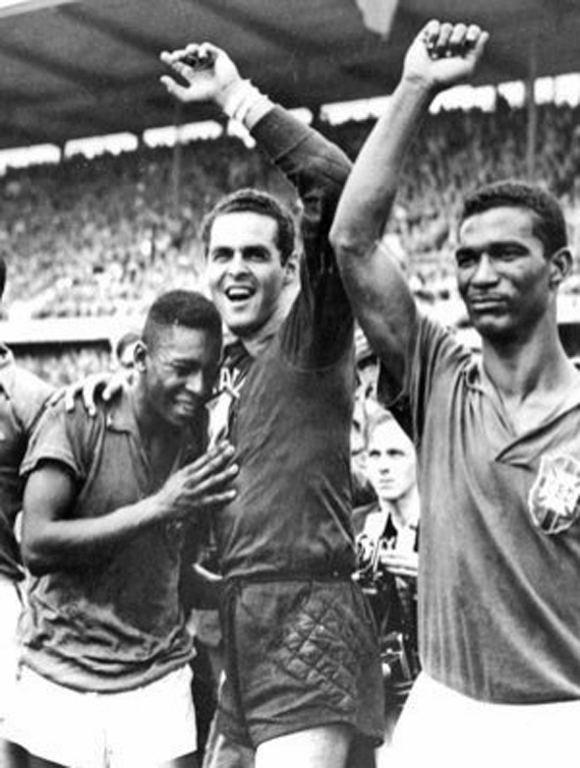 Ao conquistar a primeira Copa do Mundo na Suécia, aos 17 anos, Pelé chorou e foi consolado pelo goleiro Gilmar e por Didi. Essa foto até hoje corre o mundo marcando o momento da primeira conquista da Seleção Brasileira.