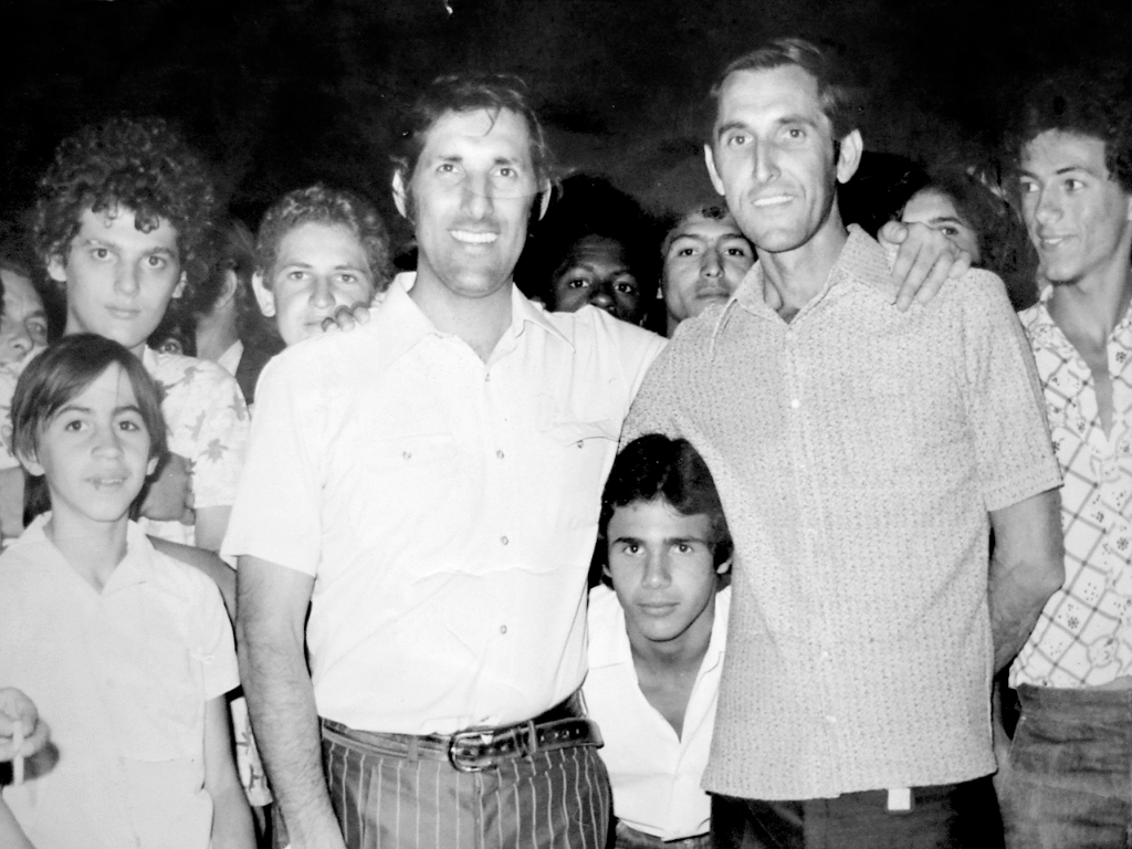 O ex-governador de São Paulo Orestes Quércia, tinha um sósia em Votuporanga. Era o conhecido compadre Vardão (Osvaldo Tridapalli, da família da Rádio Lider). Nos anos 70, quando Quércia foi eleito Senador da República e se projetou politicamente para o Brasil, o compadre Vardão estava com a sua programação sertaneja na Rádio Clube. A semelhança deles era notória. Numa visita de Quércia, o Vardão foi convidado para tirar uma fotografia. Veja no que deu.
