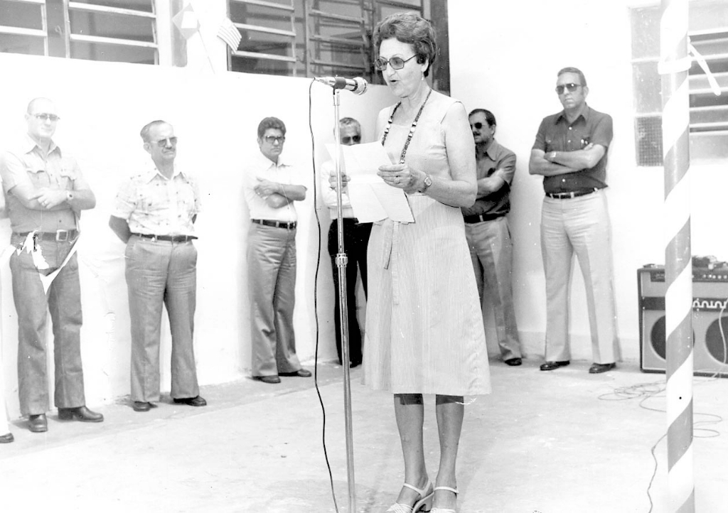 A foto é de um ato inaugural no Centro Social de Votuporanga. Na oportunidade discursava para as autoridades a então presidente da entidade, senhora Diva Blundi Frederico. No fundo, aparecem entre outros, o Coronel Cláudio Manoel Romeiro Junior, o comerciante João Santaella e o ex-prefeito João Antonio Nucci.
