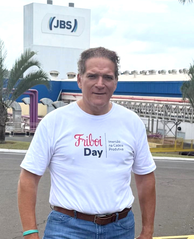 Renato Gaspar Martins reservou a sexta-feira, ontem, para visitar o Frigorífico Fri Boi da JBS, na cidade de Lins. Renatão conferiu de perto todo o processo de preparo das carnes e a tecnologia empregada, que garante produtos com selo de qualidade excelente. Uma visita que reforça o compromisso com padrões elevados e excelência no setor.