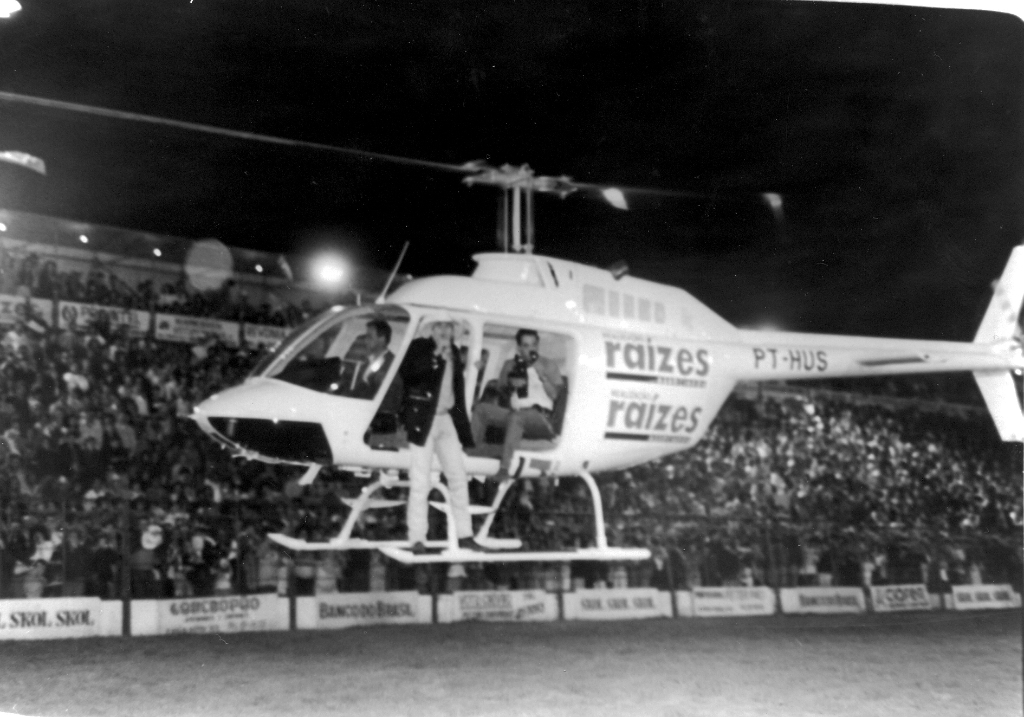 Quando o Grupo Raízes promoveu a Exposição de Votuporanga com o espetacular show do Rei Roberto Carlos, uma das atrações da festa foi a chegada do animador do rodeio. Asa Branca aterrissou no recinto da Expô em um helicóptero com a inscrição do grupo Raízes. Foram muitas palmas, mas não faltaram terras também. Além do “chão tremer” levantou poeira que deixou a plateia mastigando terra o resto da noite. A experiência não deu certo.