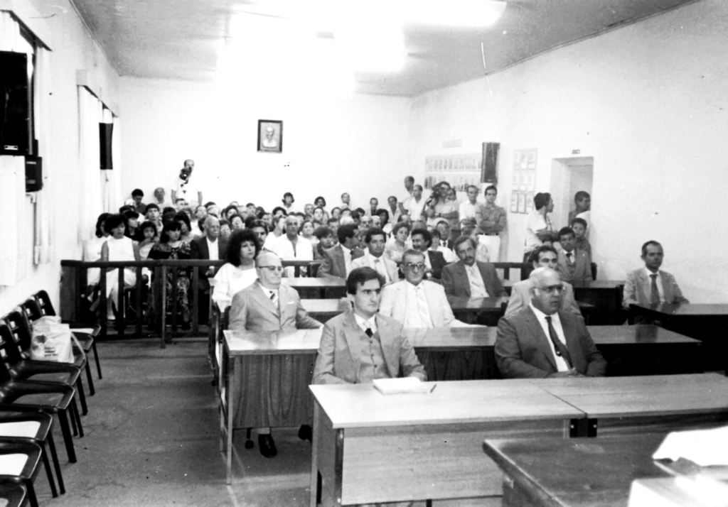 A Câmara Municipal tinha suas instalações acanhadas no espaço da Prefeitura, local que hoje acomoda o gabinete do prefeito. Nesta foto, dos anos 80, identificamos à frente os vereadores: Jurandir Benedito da Silva e Mehde Kanso e na mesa seguinte: Dr. Miguel Gerosa, José de Campos Lários, Jair Sampaio e Ozório Casado. Aos fundos: Maria Tereza Boenen, Elpides da Melancia, Leocárdio Léo Zanfolim, Jorge Seba, Arquimedes Neves, Arnaldo Santa Fé, Ozório Casado e José Pedro de Souza.