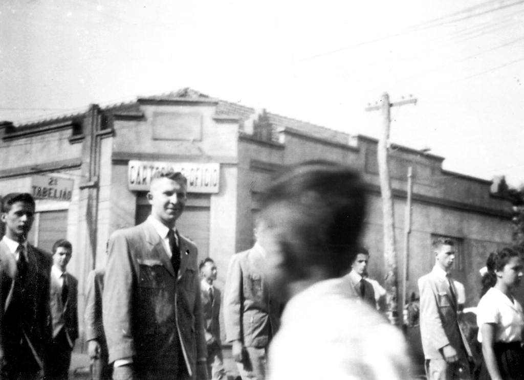 Esse é o registro de um desfile cívico quando ainda se comemorava dignamente o 15 de novembro (Proclamação da República). A foto é do ano de 1952. De paletó e gravata, os alunos do Colégio Comercial, em plena rua Amazonas, próximo ao cruzamento com a Mato Grosso, em frente ao prédio que era o Cartório do 2º Ofício (Capitão Almeida). Na época eram os alunos da escola Técnica “Cruzeiro do Sul” do saudoso professor Cícero Barbosa Lima Júnior. Nosso colaborador Dagoberto José Mira Alves (Dago) identificou da esquerda para a direita: Joaquim Marques, Victor Artioli e Antonio Poiani (Nico). A foto pertence ao álbum da família de Joaquim Marques.