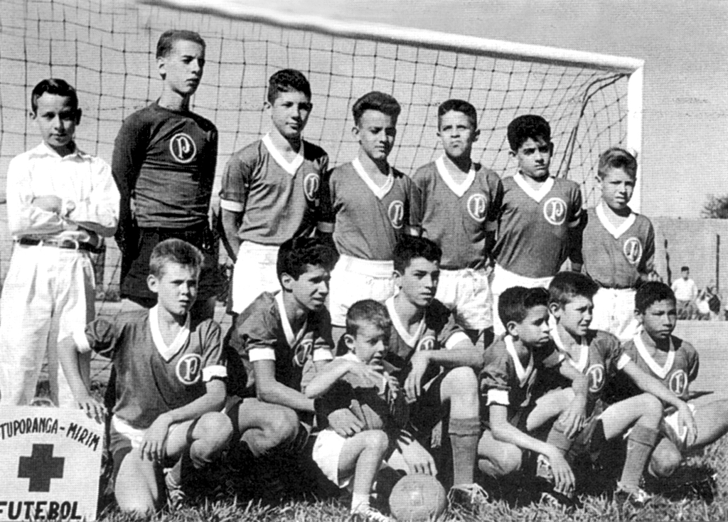 1958- O Campeonato Mirim de Futebol era organizado pelo saudoso sargento Atilano Guatemozim Pedroso. Na foto, o time do Palmeiras. A partir da esquerda, de pé: Oscar Silvério Gomes (massagista), Julinho Barbieri (goleiro), Dorinha, Joãozinho, Paulo Sérgio de Oliveira, Rui Marão, e Humberto Bonetti Júnior (Betinha). Agachados: Haroldinho Mazaferro, Ney Neves, Juninho Barbieri (mascote), Zuza, Zequinha Neves, Reinaldinho e Índio. Hoje a foto é do arquivo pessoal de Carlito Carreteiro.