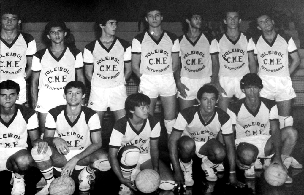 A representação de vôlei de Votuporanga que se apresentou para os Jogos Abertos do Interior, realizado na cidade Santo André, no ano de 1985. Confira a partir da esquerda, de pé: Cláudio, Tuti, Tony,  Zé Ângelo, Piero, Marquinho, Visoná. Agachados: Esquerda, Alvarenga (em memória), Marcinho Fukuyama, Fernando e Nilvo. Técnico: Atílio Pozzobon. A foto pertence ao álbum de Marcinho Fukuyama