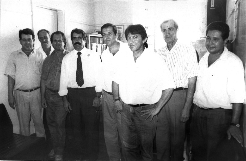 A foto registra os eleitos para a diretoria da Fundação Educacional de Votuporanga no ano de 1993. O presidente eleito foi o então industrial Valdevir Davanço. A partir da esquerda: jornalista João Carlos Ferreira, industrial David Mendonça Pontes, agrônomo Osvaldo Pereira Caproni, promotor de Justiça João Alberto Pereira, o presidente Valdevir Davanço, Elpídio Sanches Terruel, o ex-prefeito Dalvo Guedes e o tesoureiro, o contabilista Édson Prates.