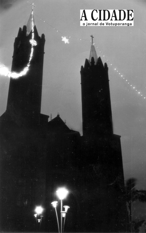 Uma foto que revela a criatividade do eletricista Pedro Chinaglia. Ainda, nos anos 80, ele tomou esta iniciativa por conta própria: decidiu instalar uma Estrela de Natal entre as duas torres da então Igreja Matriz (hoje Catedral). Para conseguir o seu objetivo, com a devida autorização do pároco, Chinaglia contou com a colaboração da sua equipe. Muitas pessoas acompanharam da praça o trabalho do Chinaglia e aplaudiram quando as luzes da estrela ascenderam. É o retrato da criatividade cristã do votuporanguense.