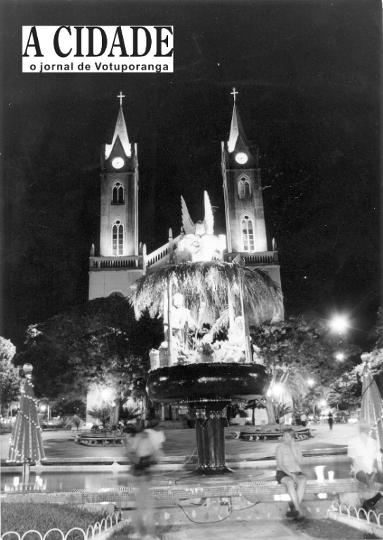 Sempre houve a preocupação de oferecer novidades na decoração natalina de Votuporanga. A criatividade de religiosos chegou a instalar um Presépio no ponto mais alto da Fonte Luminosa da praça Fernando Costa. A inovação despertou a curiosidade dos votuporanguenses e deu um novo atrativo para a praça em frente à Igreja principal. Os tempos mudaram e a tradição passou para os símbolos do Natal para a praça cívica em frente a Concha Acústica