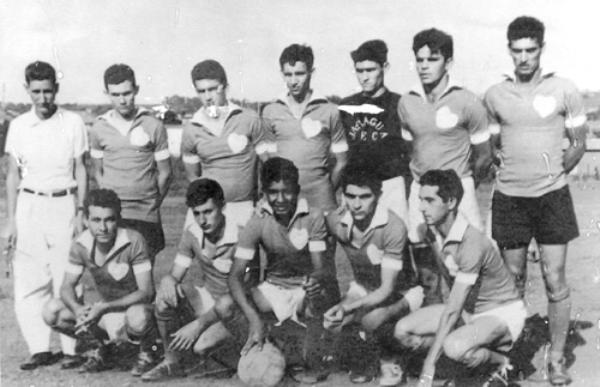 América FC - Este é o time do América FC que representou o bairro do mesmo nome no Campeonato Amador dos anos 64/65 A partir da esquerda, de pé: Gildo, Espanhol, Cláudio Baldissera,João Candeu Hildo e Lula. Agachados: Nélson, Saroba, Valtinho, Miro e Tião. O time era patrocinado pela antiga Casa Jaraguá (que pode ser vista na camisa do goleiro). A foto João Candeu.